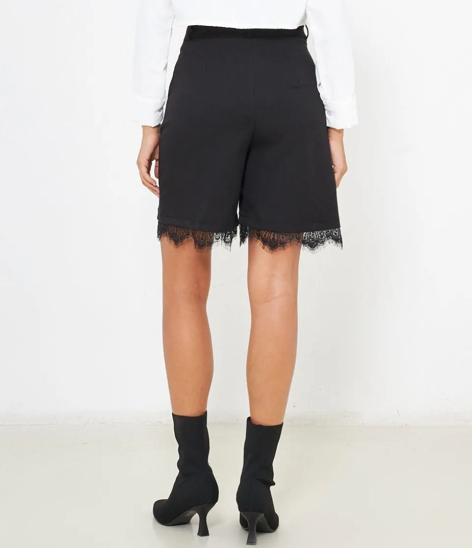 Bermuda con pizzo