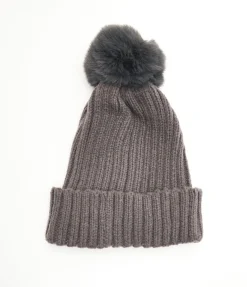 Cappello con pon pon