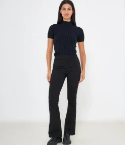Pantaloni flare