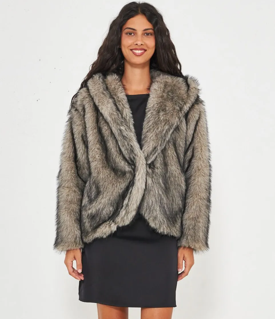 Pelliccia con cappuccio