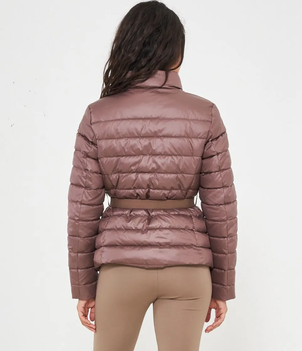 Piumino con cintura